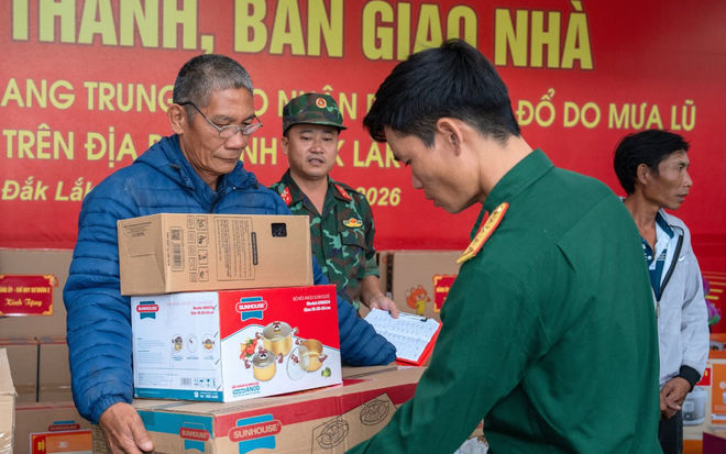 Người dân Đắk Lắk nhận bộ quà "Bếp Ấm" vào ngày 4/1.