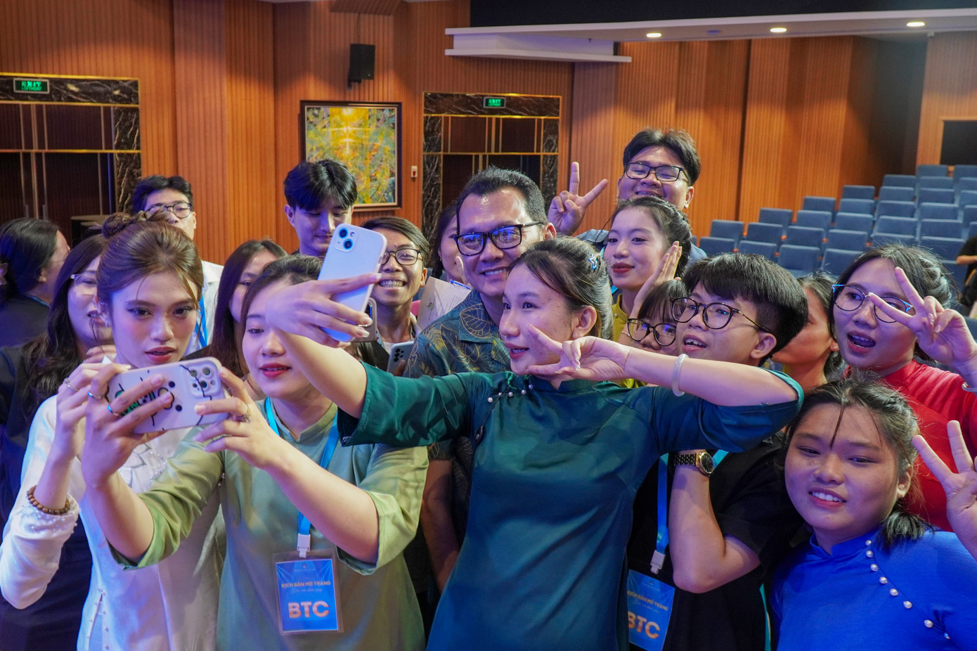 NSƯT Hữu Châu chụp ảnh cùng các sinh viên tại chương trình.